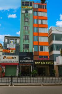 wysoki budynek z hotelem dla mężczyzn w obiekcie Quỳnh Hương Hotel Phú Nhuận w Ho Chi Minh