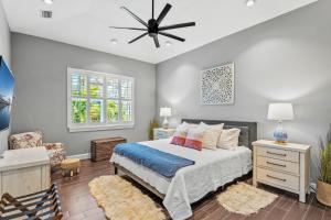 een slaapkamer met een bed en een plafondventilator bij 131 Seminole Ln in Cocoa Beach +48 foto's
