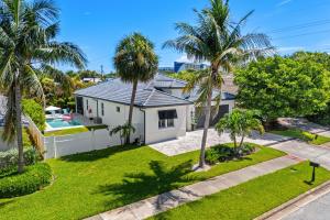 een luchtfoto van een wit huis met palmbomen bij 131 Seminole Ln in Cocoa Beach