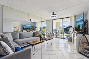 una sala de estar con un sofá y una mesa en Stonewood C202, en Cocoa Beach