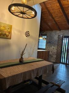 Μια τηλεόραση ή/και κέντρο ψυχαγωγίας στο Ecological Rancho house con piscina cerca al Río & Billar