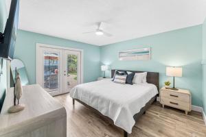 Postel nebo postele na pokoji v ubytování 1109 Seminole Dr + 31 fotografií