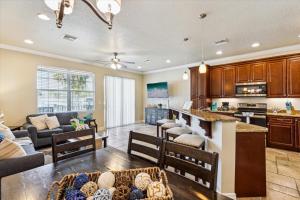 uma cozinha e sala de estar com um sofá e uma mesa em Cape Crossing 103 em Merritt Island