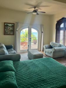 sala de estar con cama y puerta corredera de cristal en Trujillo sail club, en Trujillo