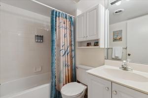 een badkamer met een wastafel, een toilet en een douche bij Windrush 509 in Cocoa Beach +36 foto's