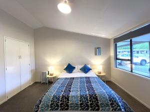 Postel nebo postele na pokoji v ubytování Mt Aspiring Holiday Park