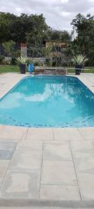 una piscina con acqua blu in un cortile di The Two Colonies Vacation Rental Homes a Lusaka