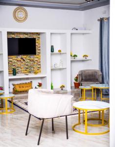 un soggiorno con due tavoli e un divano di The Two Colonies Vacation Rental Homes a Lusaka