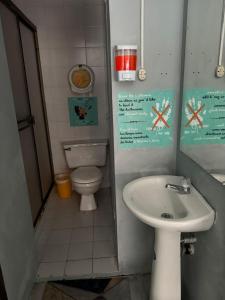 Ένα μπάνιο στο 82Hostel +107 φωτογραφίες