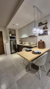 Η κουζίνα ή μικρή κουζίνα στο Tambuli Residence By The Sea