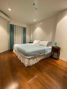 Ένα ή περισσότερα κρεβάτια σε δωμάτιο στο Tambuli Residence By The Sea +49 φωτογραφίες