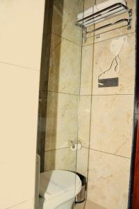 Ένα μπάνιο στο Hotel Mohan Palace