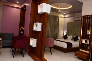 Ένα ή περισσότερα κρεβάτια σε δωμάτιο στο Hotel Mohan Palace +32 φωτογραφίες