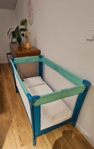 Letto a castello blu e bianco in una camera di Lagoa Princess Condo a Lagoa