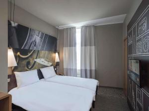 Giường trong phòng chung tại Ibis Riga Centre