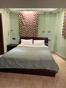 Postel nebo postele na pokoji v ubytování Uplift Hideaway Jacuzzi