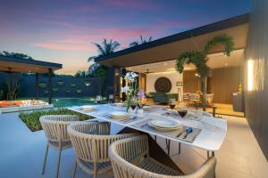 Patio nebo venkovní prostory v ubytování Cocoon Villa 5 - Luxurious 3BR Pool Retreat near Naithon Beach