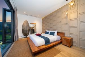 Postel nebo postele na pokoji v ubytování Cocoon Villa 5 - Luxurious 3BR Pool Retreat near Naithon Beach