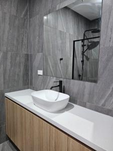 Koupelna v ubytování Maruve Guesthouse Plus- Modern Stay near Melb Airport 12 min + 36 fotografií