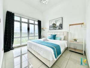 a bedroom with a large bed and a large window at Austin Manhattan by RR JBcity in Gua Sai
