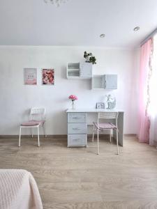 a bedroom with a desk and two chairs at Идеальная 4-х комн, с домашним уютом и простором in Kostanay