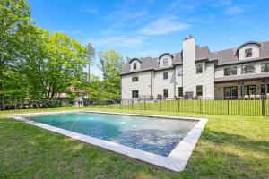 萨德尔河The Polished Pearl Estate — Luxe Retreat/Pool/Spa的院子里有游泳池的房子