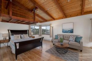 Posezení v ubytování Stunning Oceanview Coastal Home Beach Trails Family Activities