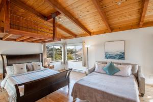 Postel nebo postele na pokoji v ubytování Stunning Oceanview Coastal Home Beach Trails Family Activities + 28 fotografií