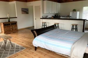 Kuchyň nebo kuchyňský kout v ubytování Stunning Oceanview Coastal Home Beach Trails Family Activities