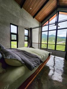 ein Schlafzimmer mit einem großen Bett mit einem großen Fenster in der Unterkunft Villa Arcadia in Los Baños + 17 Fotos