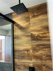 a wooden door with a mirror and a light at Excelente ubicación, cálido, siéntete en casa in La Paz