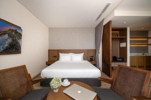 ein Hotelzimmer mit einem Bett und einem Tisch mit einem Laptop in der Unterkunft Apec Boutique Hotel Phú Yên in Phước Hậu (1) + 41 Fotos