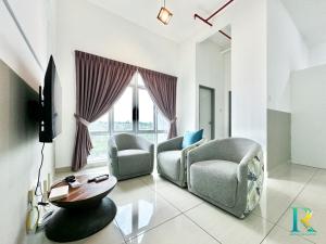 a living room with two chairs and a table at Austin Manhattan by RR JBcity in Gua Sai