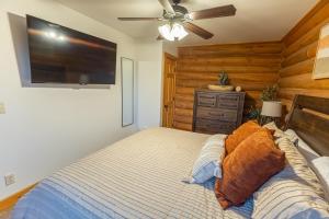 Postel nebo postele na pokoji v ubytování Cabin with Views Near Zion and Bryce