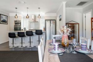 une cuisine et une salle à manger avec une table et des chaises dans l'établissement Hamurana Hotspot - Walk to the Lake & Golf Course, à Hamurana