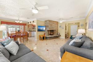 een woonkamer met een bank en een open haard bij 253 Palm Ln in Cocoa Beach