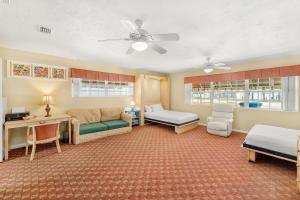 een grote woonkamer met een bank en een bed bij 253 Palm Ln in Cocoa Beach
