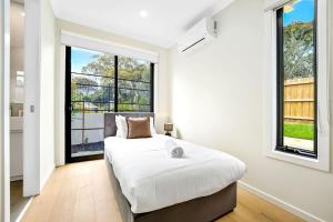 Postel nebo postele na pokoji v ubytování Central Mount Waverley Townhouse with parking