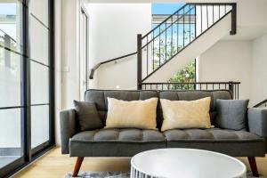 Posezení v ubytování Central Mount Waverley Townhouse with parking