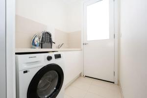 Fotografie z fotogalerie ubytování Central Mount Waverley Townhouse with parking v destinaci Mount Waverley + 7 fotografií