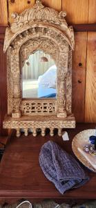 TV a/nebo společenská místnost v ubytování Quiet Mountain Studio, Kumaon, Long Stay 30-90D