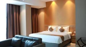 Postel nebo postele na pokoji v ubytování Wing Hotel Kualanamu Airport + 124 fotografií