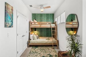 Ένα ή περισσότερα κρεβάτια σε δωμάτιο στο 435 Strand Dr +50 φωτογραφίες