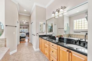 Una cocina o kitchenette en 115 Chipola Rd 52 fotos más