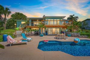 Bazén v ubytování Mango Shores nebo v jeho okolí