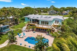 Bazén v ubytování Mango Shores nebo v jeho okolí