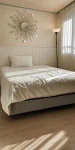 ein Schlafzimmer mit einem großen Bett mit Kronleuchter in der Unterkunft 대게, Private Kintex Daehwadong in Goyang