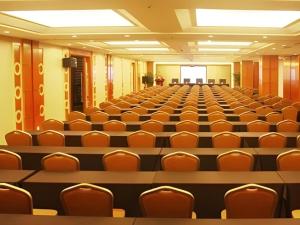 ein leerer Konferenzraum mit Stühlen in der Unterkunft Lijiang Waika Hotel in Lijiang