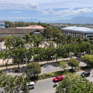 ein Parkplatz mit einem roten Auto vor einem Gebäude in der Unterkunft Hotel Mekkah Banda Aceh in Lamglumpang