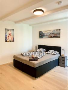 une chambre avec un lit dans une pièce dans l'établissement Modern Old Town Studio, à Hall en Tirol